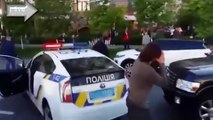 Un ancien champion de lutte se bat contre plusieurs policiers !