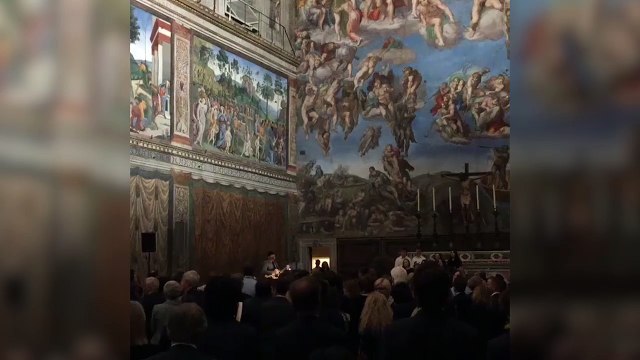 Le guitariste de U2 joue à la chapelle Sixtine au Vatican