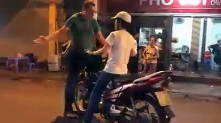 Anh Tây dạy người Việt luật giao thông