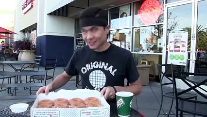 Американец съел 12 пончиков за полминуты