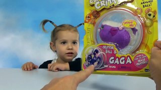 Мышка в шаре бегает на батарейках распаковка и играем Critters ball and Gaga toy unboxing