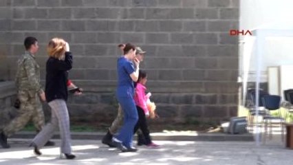 Diyarbakır Dicle Şehidini Saldırıda Yaralanan Eşi ve 6 Yaşındaki Kızı Uğurladı 2-