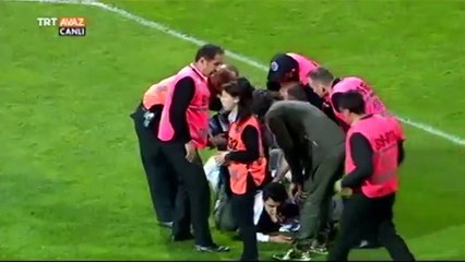 Un joueur met un flying kick à un supporter