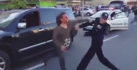 Ukraine : Un ancien champion olympique de lutte se bat dans la rue avec plusieurs policiers (vidéo)