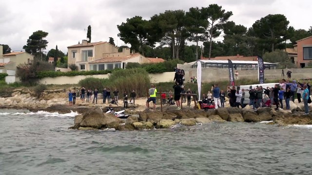 Il vole en Flyboard sur plus de 2000m de long au dessus de l'eau ! Record du monde