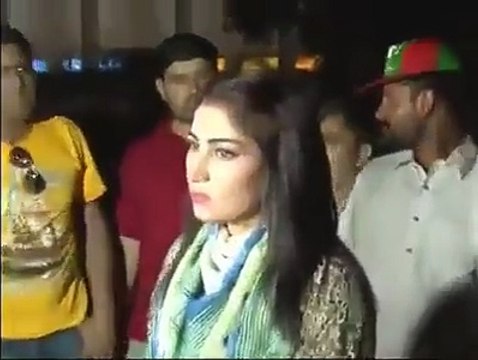 Must Watch Heroine Pakistan Qandeel Baloch crying for Imran Khan outsite PTI Jalsa in Lahore