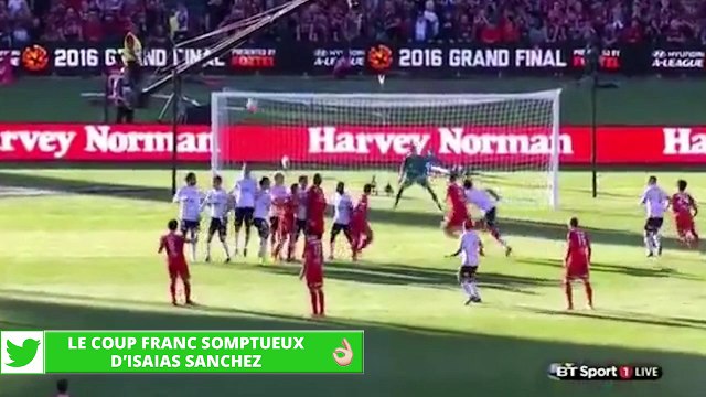 Zap Foot du 2 mai: le coup franc splendide de Sanchez, un joueur met un flying-kick à un supporter, Messi enrhume Piqué, le corner vraiment vilain de Pirlo etc.