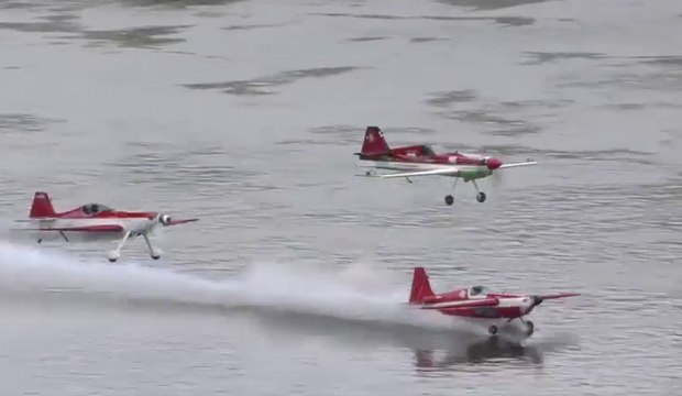 Un avion évite un crash en passant sous un pont