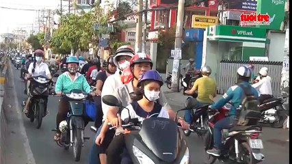 Lấn làn đường ôtô để đi ngược chiều