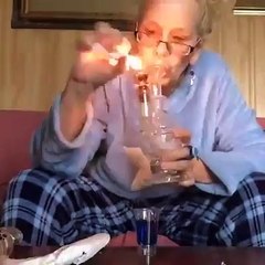 Une grand mère qui se drogue et s'alcoolise sur un canapé