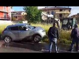 Gricignano (CE) - Auto esce fuori strada e danneggia conduttura idrica (01.05.16)