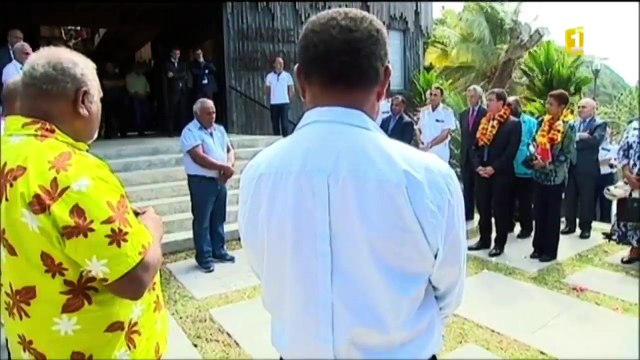 Manuel Valls reçoit une hache de guerre en cadeau : Ça peut être utile