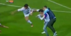 Un joueur met un violent coup de pied au visage d’un supporter venu agresser l’arbitre (vidéo)