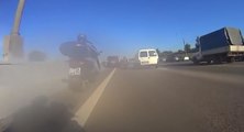 Un motard russe roule comme un fou dans un bouchon