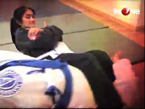 Teknik Kuncian 'Arm Bar' ala One Pride Angel