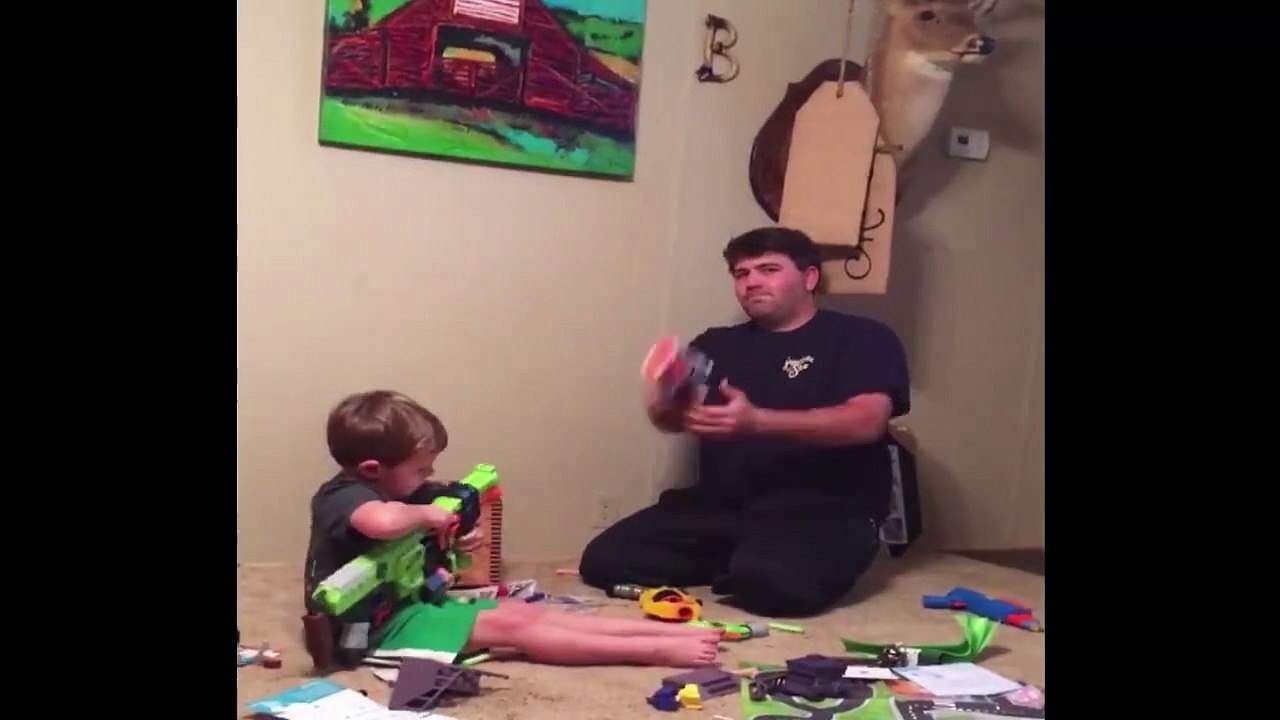 Cette maman se fait attaquer par un NERF...regardez bien comment elle va réagir