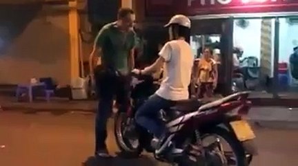 Cô gái Việt đi xe vào phố đi bộ, và hãy xem cách hành xử của anh Tây (y)