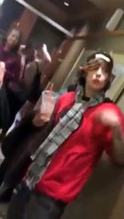 Ce flic expulse une femme des toilettes pensant que c'est un