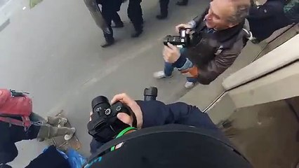 Quand les CRS ont la matraque facile - pauvre photographe