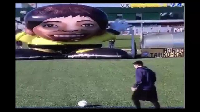 Messi enfrenta desafio com goleiro inflável gigante em programa de TV japonês
