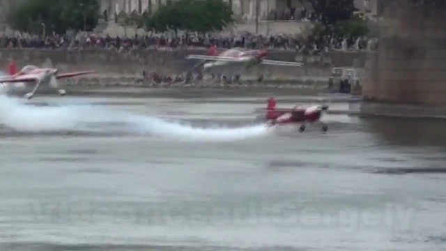 Un avion sur le point de se crasher en passant sous un pont