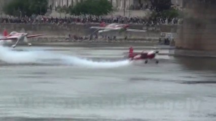 Un avion sur le point de se crasher en passant sous un pont