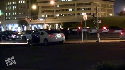 carro fica preso em trilhos de passagem de nível!