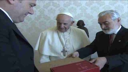 El papa Francisco recibe un "Quijote" de la mano del Instituto Cervantes y de la RAE