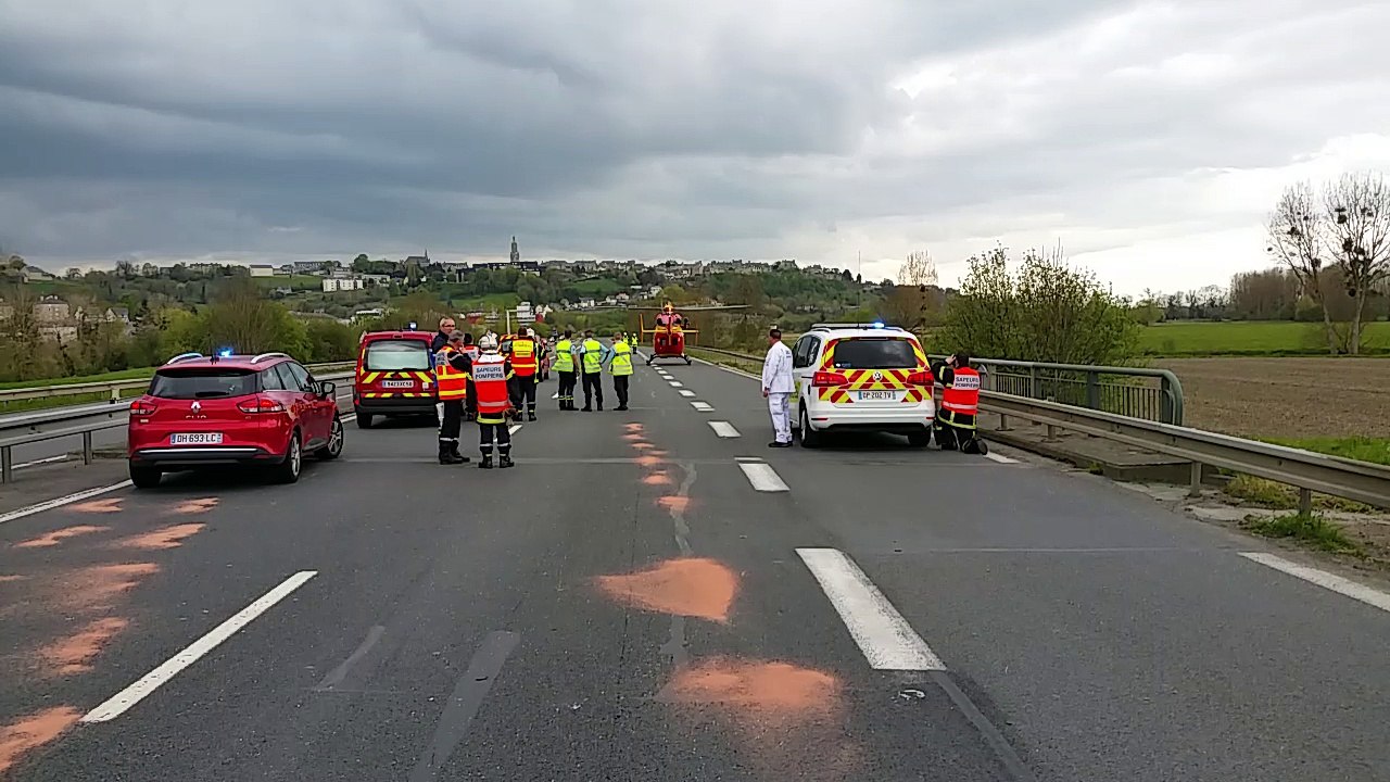 Evacuation d'une des victimes de la collision survenue le 2 mai sur le Contournement d'Avranches (N 175)
