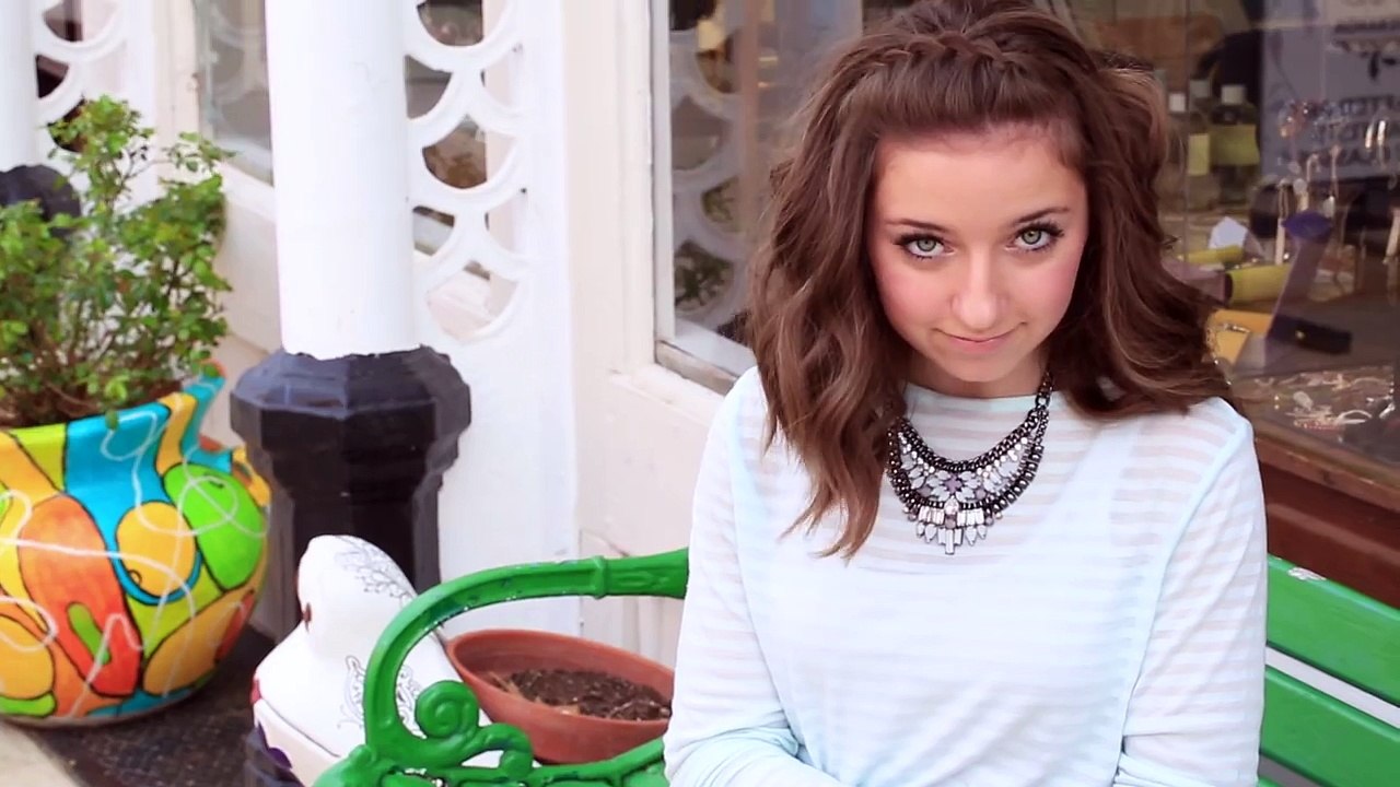 Astuce: Voici 1 technique facile pour avoir les cheveux détachés sans se prendre des mèches dans les yeux !