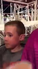 Un papa sauve son fils dans une montagne russe quand la cein