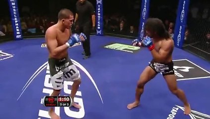 Coup de pied façon ninja pendant un combat de MMA