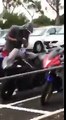Ladrões apanhados a roubar uma mota