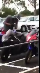 Ladrões apanhados a roubar uma mota