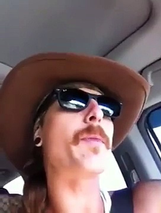 Un cowboy fait du beatbox psychédélique en conduisant... Mus