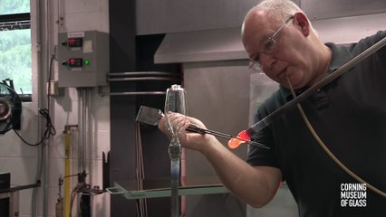 Un souffleur de verre réalise un verre à pied.. imperssionna