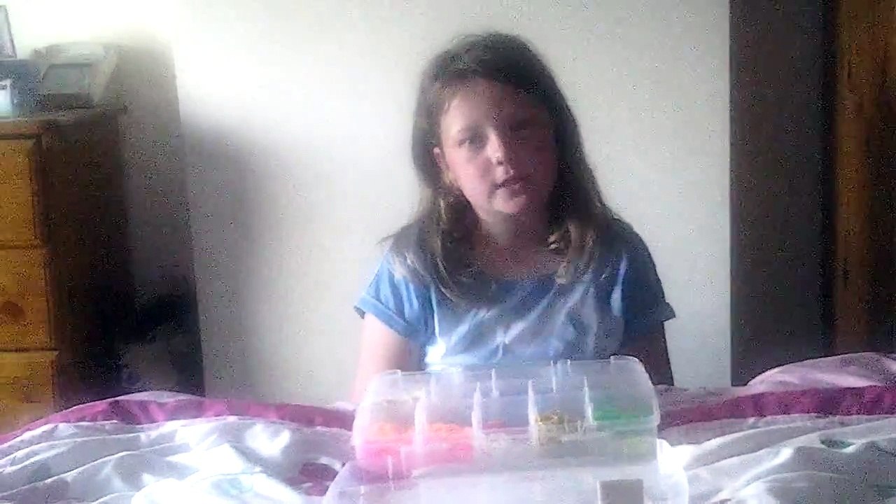 Loom band fish tail with fingers