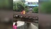 Niños filipinos arriesgan su vida en las vías del tren