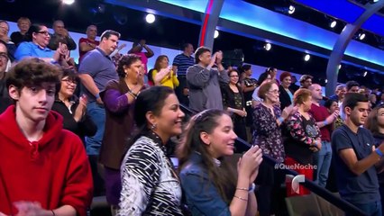 La audiencia [-s-e-] dividió en grupos para jugar en “¡Qué Noche!” | Que Noche | [-T-e-l-e-m-u-n-d-o-]