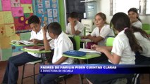 Padres de familia piden cuentas claras a directora de escuela