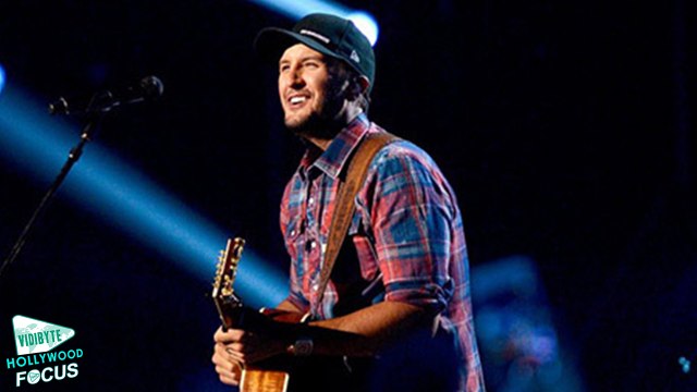 Luke Bryan Performs ‘Huntin,’ Fishin’ and Lovin’ Every Day’ at ACC Awards 2016