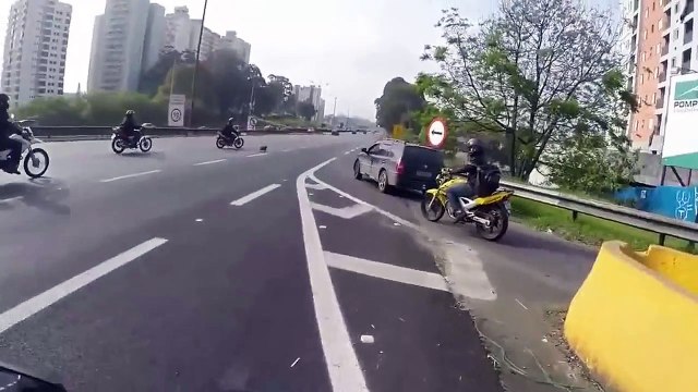 5 motards bloquent l'autoroute se qui se passe ensuite est dingue