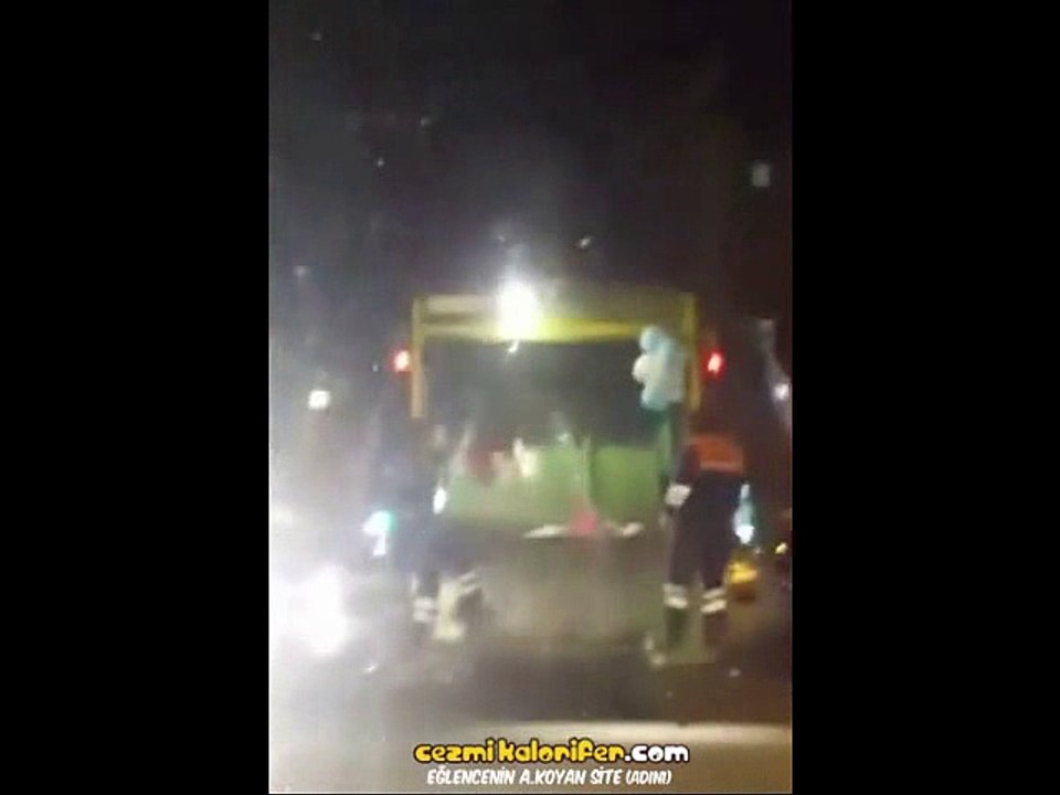 İşlerini Eğlenerek Yapan Güzel Adamlar
