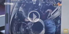 Video pemandu bas bertengkar, penumpang tercampak