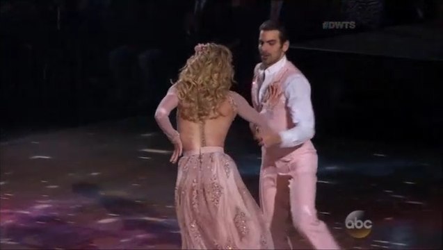 Nyle DiMarco & Peta Murgatroyd - Foxtrot