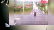 Chine : Les incroyables images d'un homme en scooter qui a frôlé la mort - Regardez