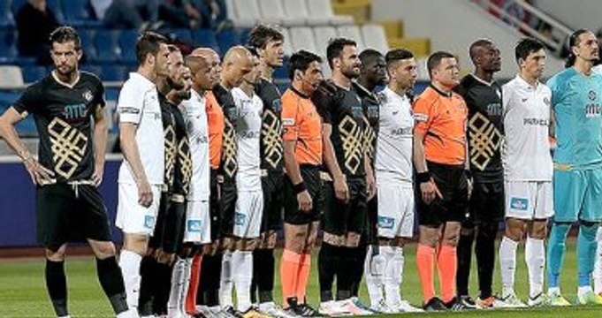 Uğur Demirok, 2 Dakika Düşün Eylemini Sırtını Dönerek Protesto Etti