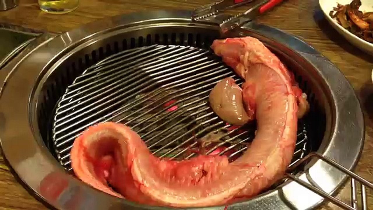 shocking clip of cooking eel alive in Seoul.