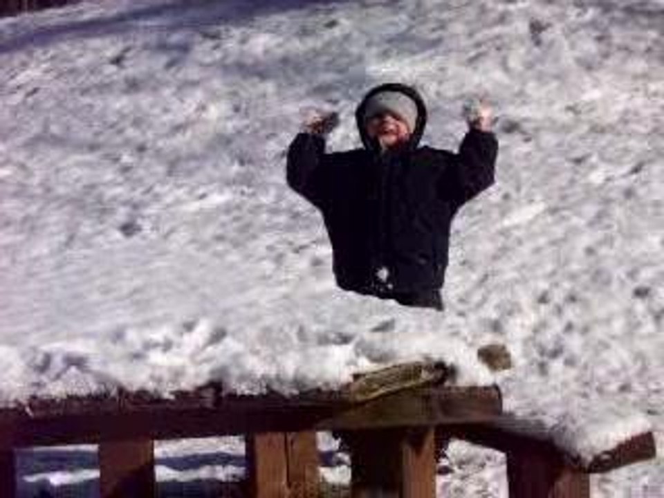 theo joue a la neige