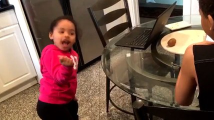 La parfaite imitation de Beyoncé par une adorable petite fille